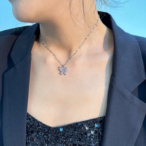 Nahaufnahme der Schmetterlingskette mit Zirkonia, getragen von einem Model