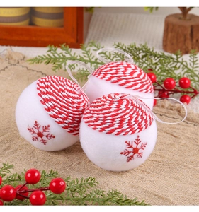Dettaglio di palline di Natale in schiuma rossa e bianca con ricamo di fiocchi di neve