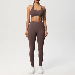 Dettaglio del reggiseno sportivo allacciato al collo marrone e set yoga senza cuciture