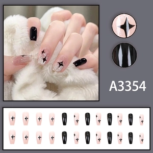 Faux ongles dégradés noir et argent avec étoiles scintillantes de forme cercueil