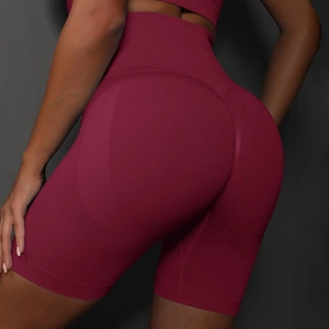 Detail der weinroten nahtlosen Yoga-Shorts mit hoher Taille, Rippenstruktur und Push-up Effekt