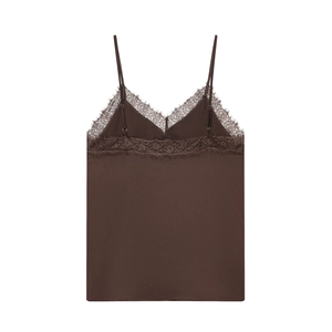 Dettaglio del top sottoveste in raso marrone scuro con bordo in pizzo e spalline fini