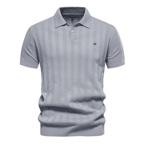 Detail eines grauen Kurzarm-Strick-Polo-Shirts mit vertikaler Textur und Größenetikett
