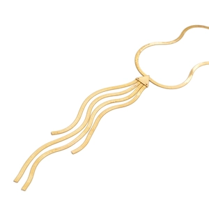 Detailansicht der 18K Gold Schlangenkette mit Dreieckselement und Quastenanhänger