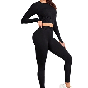 Ensemble de fitness 2 pièces noir pour femme avec crop top manches longues et legging yoga