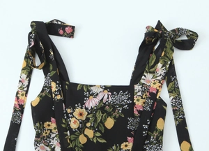 Detailansicht des quadratischen Ausschnitts und der verstellbaren Bindebänder am Kleid
