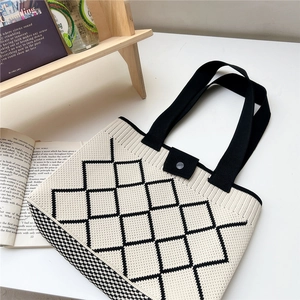 Gros plan du motif à losanges noir et blanc sur le tissu de haute qualité du sac tricoté