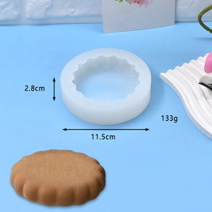Detail view of round wavy silicone mold showing dimensions 11.5cm diameter and 2.8cm height