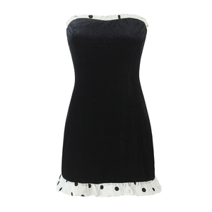 Robe bustier en velours à volants à pois blancs et coupe moulante élégante