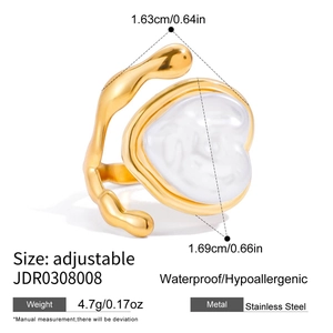 Vue détaillée de la bague coeur ajustable en acier avec incrustation perle et dimensions