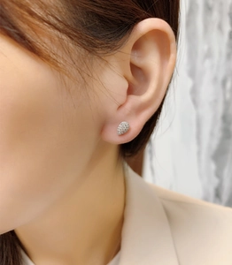 Gros plan de boucles d'oreilles goutte en argent S925 avec pavé de zircons sur l'oreille