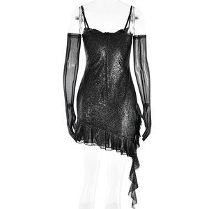 Détail de la robe courte noire à paillettes avec ourlet à volants et longs gants noirs