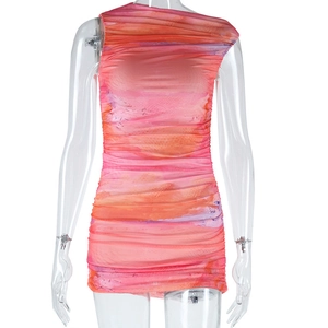 Détail du tissu en maille froncée avec imprimé abstrait tie-dye rose et orange vif