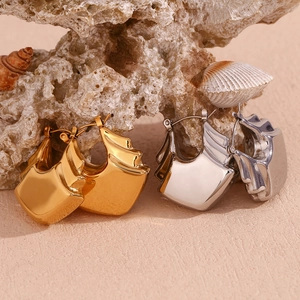 Three-layer fan-shaped hollow 18K gold earrings on rock and shell props