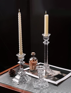 Set di tre portacandele esagonali in vetro con elegante rifrazione della luce