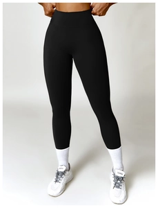 Gros plan sur la taille haute large d'un legging de yoga noir gainant et compressif