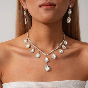 Vue détaillée de l'ensemble collier et boucles d'oreilles vintage en forme de goutte