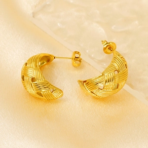 Elegant 18K gold-plated woven mesh lattice earrings with hollow half-hoop metal design