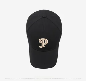 Vue détaillée de dessus d'une casquette noire avec broderie dorée de la lettre P