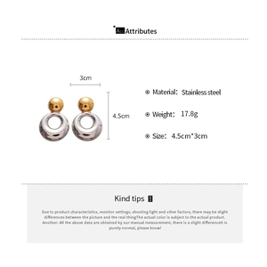 Détails des boucles d'oreilles géométriques en acier doré avec dimensions précises