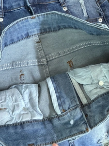 Detalle de cerca del bolsillo interior y las costuras en pantalones cortos de mezclilla