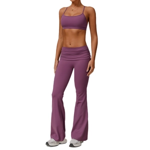 Ensemble de yoga violet 2 pièces avec brassière à bretelles et pantalon évasé taille haute