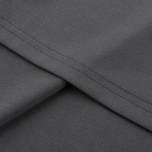 Vue macro du tissu gris foncé avec des détails de couture de haute qualité à double aiguille