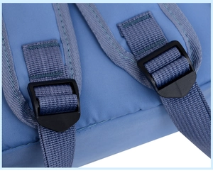 Primer plano de las hebillas negras ajustables en la correa de la mochila azul