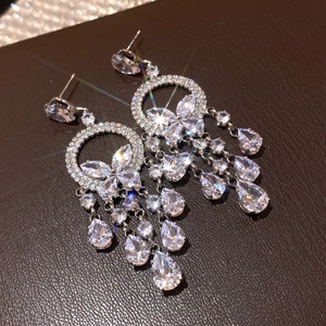 Vista dettagliata di orecchini vintage in argento con cristalli scintillanti e fiori