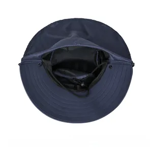 Dettaglio della fodera in rete traspirante e del cordino regolabile del cappello blu