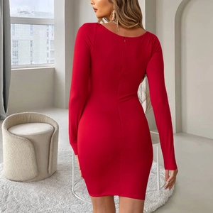 Robe rouge moulante élégante avec col en V, manches longues et vue arrière détaillée