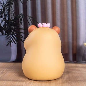 Vue arrière de la tirelire Capybara montrant la fente et les détails roses