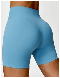 Détail de la taille haute et des coutures en V pour un effet galbant sur le short de sport