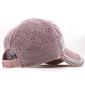 Detailansicht der rosa Strick-Basecap mit funkelnden Strasssteinen und weißen Perlen