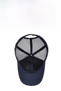 Détail de la casquette de baseball en maille bleu marine avec design respirant et confort