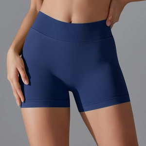 Gros plan d'un short de yoga bleu foncé sans couture avec taille haute côtelée et texture