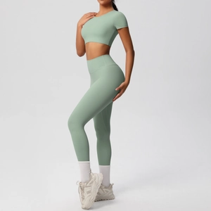 Détail de l'ensemble de yoga vert sauge avec legging taille haute et crop top court