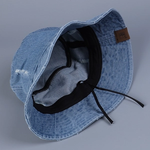 Chapeau bob en denim délavé bleu clair avec doublure et cordon de serrage réglable