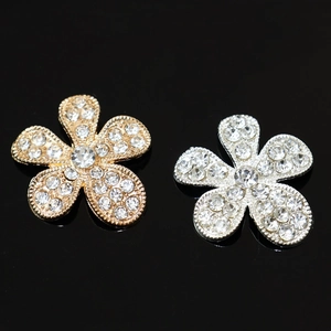 Charmant pendentif fleur à cinq pétales en strass brillant avec finition dorée et argentée