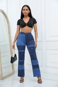 Detail einer High-Waist-Patchwork-Jeans mit großen Cargotaschen und offenen Saumkanten