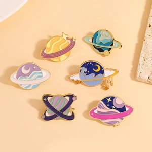 Lot de 6 pin's en émail colorés avec étoiles et planètes et bordures en métal doré brillant