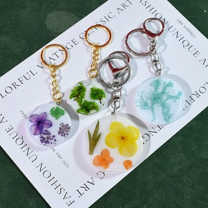 Détails de porte-clés ronds en résine faits main avec fleurs séchées et anneaux métal