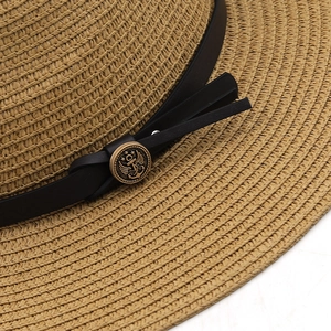 Klassischer Stroh-Cowboyhut mit schwarzem Lederband und Vintage-Anker-Metallschnalle
