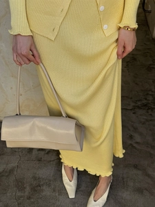 Détails de l'ensemble cardigan et jupe longue en tricot jaune avec un sac à main en cuir beige
