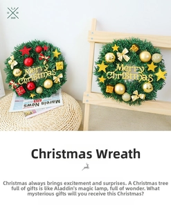 Détail de couronne de Noël avec étoiles dorées, boules rouges et signe festif