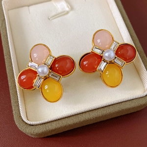 Vue macro de boucles d'oreilles vintage avec pierres colorées et perle centrale