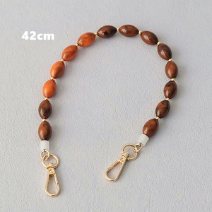 Détail de la chaîne de 42cm en perles acryliques dégradées avec fermoirs dorés