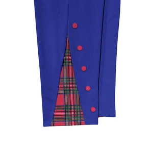 Détail du pantalon en tissu bleu lourd avec doublure à carreaux et cinq boutons roses