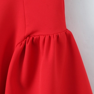 Sexy rotes ärmelloses Minikleid mit gestuften Rüschen und strukturiertem Stoff