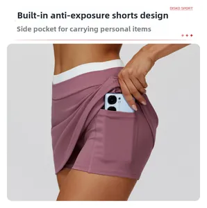 Dettaglio degli shorts interni con tasca per telefono sulla gonna sportiva